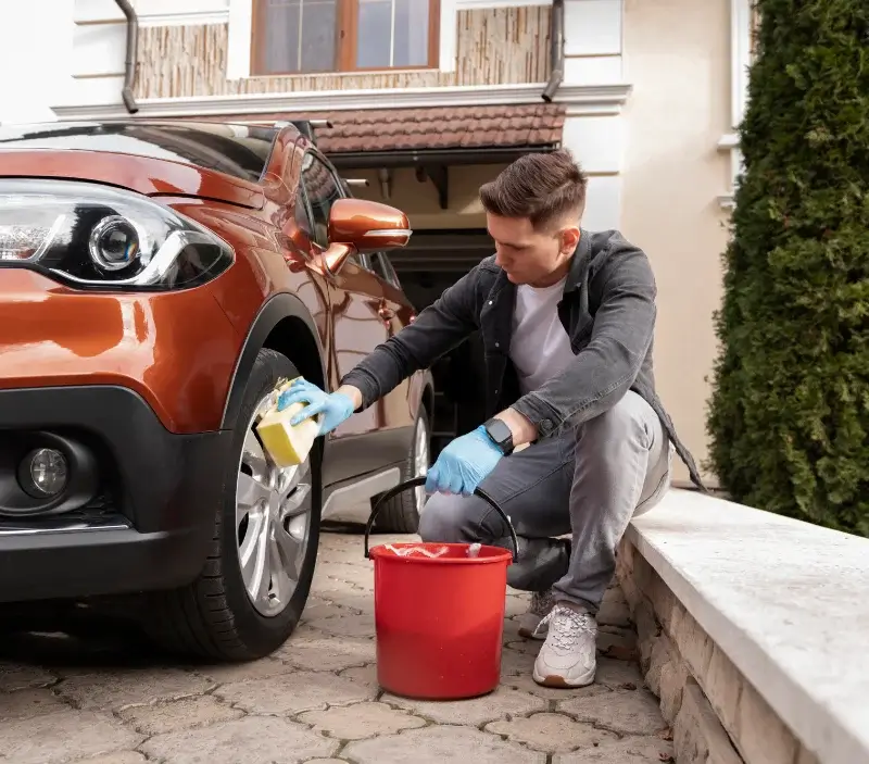 Lavage auto à domicile Le Cloître-Pleyben : professionnel intervenant sur un véhicule
